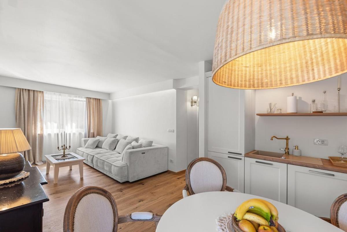 Pearl Rea * Porec